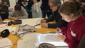 Des lycéens du Grand Est travaillant sur un numéro spécial de Charlie Hebdo en décembre 2024.