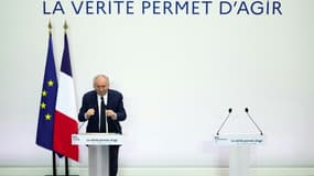 Le Premier ministre François Bayrou s'exprime lors d'une conférence de presse sur les finances publiques le 15 avril 2025 à Paris