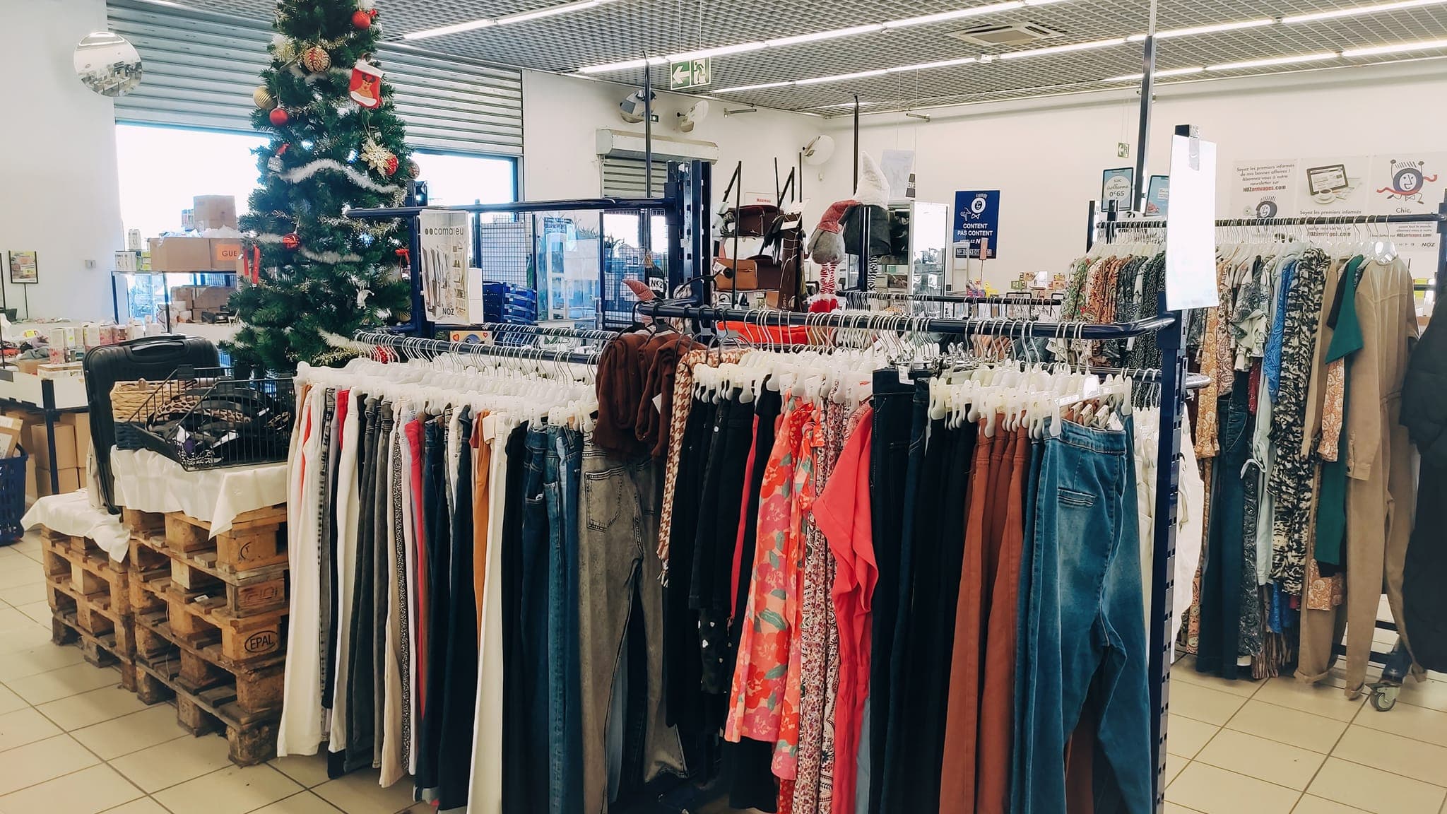 Des vêtements Xamaïeu déstockés dans un magasin Noz de la Creuse.
