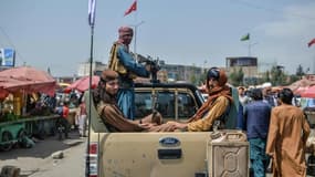Des combattants talibans circulent en voiture dans un marché de Kaboul le 17 août 2021