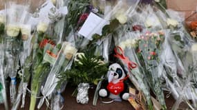 Des fleurs déposées devant le collège des Sablons à Viry-Châtillon, en Essonne, en hommage à l'adolescent mort après avoir été passé à tabac, le 7 avril 2024 