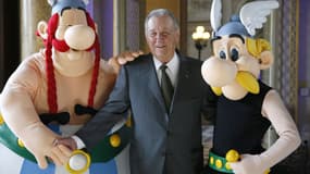 Albert Uderzo entouré d'Obélix et Astérix en 2015. 