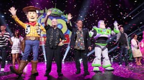 Le compositeur des trois premiers Toy Story, Randy Newman, et le directeur créatif de Disney/Pixar , John Lasseter, vendredi, sur la scène du D23 à Anaheim, en Californie. 