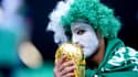 Un supporter de l'Arabie saoudite avec une réplique de la Coupe du monde