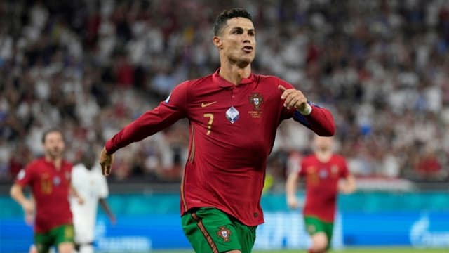 Cristiano Ronaldo buteur sur cinq Coupes du monde, un record salué par la  presse mondiale - L'Équipe