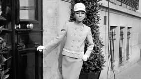 Un mannequin présente un tailleur du couturier Yves Saint-Laurent, le 17 février 1966 à Paris