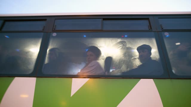 Des Palestiniens dans un autobus à un point de passage entre la Cisjordanie et Israël, le 4 mars 2013.
