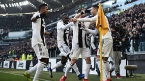 Cristiano Ronaldo tombent dans les bras de ses coéquipiers