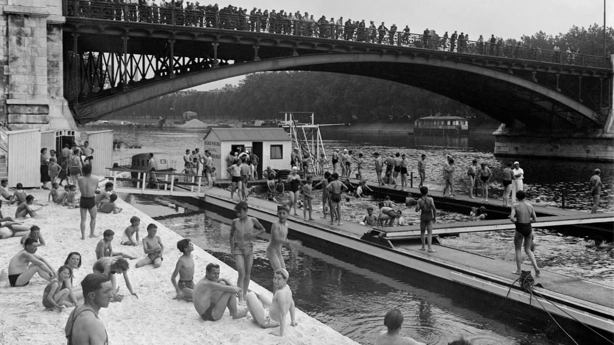 Bain dans la Seine à Paris en avril 1941