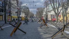 Des obstacles métalliques jonchent une rue d'Odessa (sud de l'Ukraine) qui se prépare à une éventuelle attaque des forces russes, le 13 mars 2022