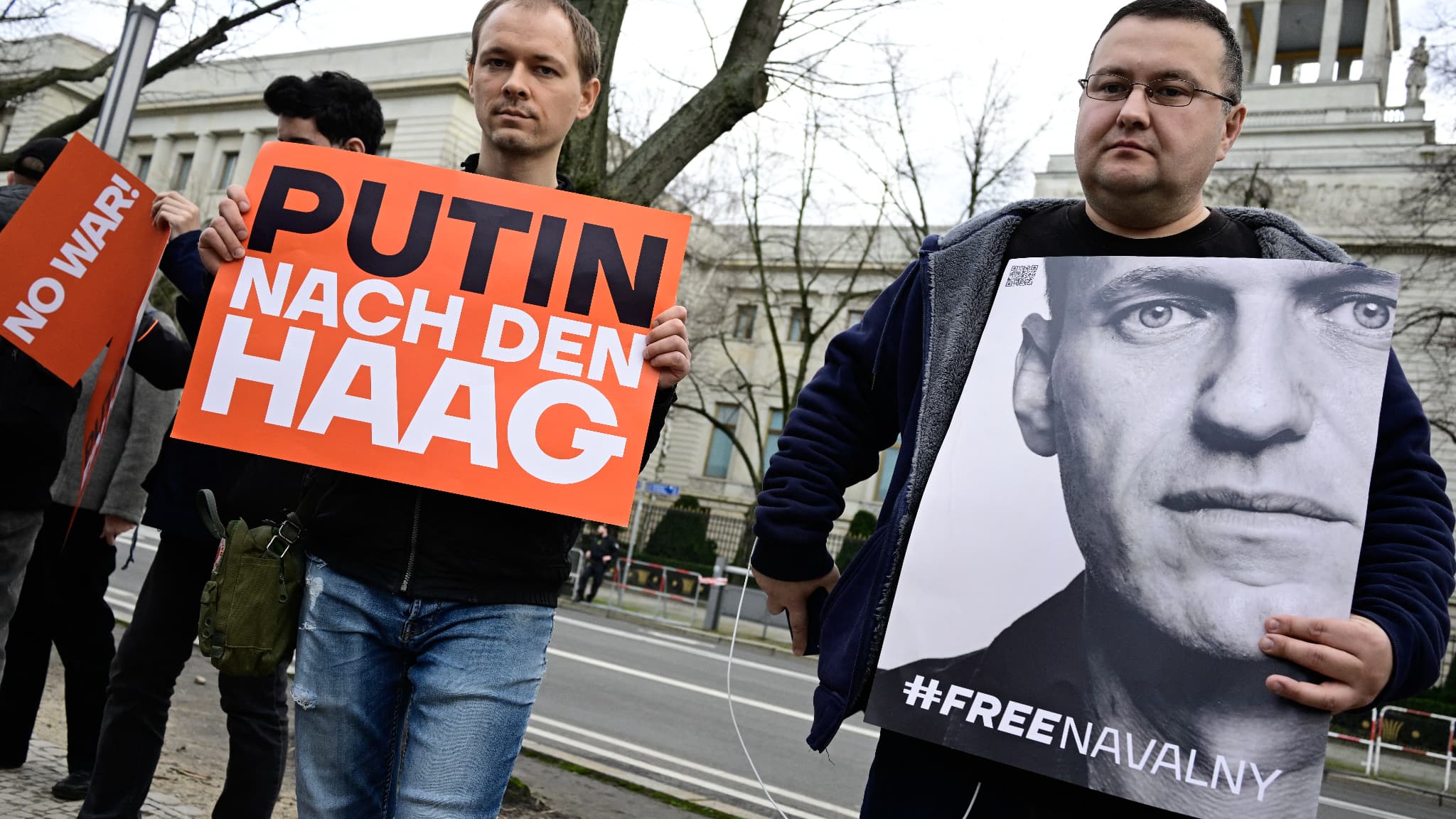 Des manifestants se réunissent devant l'ambassade de Russie à Berlin après l'annonce de la mort du principal opposant au Kremlin, Alexeï Navalny, le 16 février 2024.
