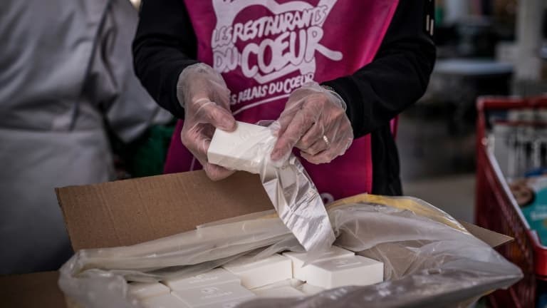Des membres de l'association Les Restos du Cœur emballent des savons recyclés pour les bénéficiaires, le 24 mars 2021 à Givors