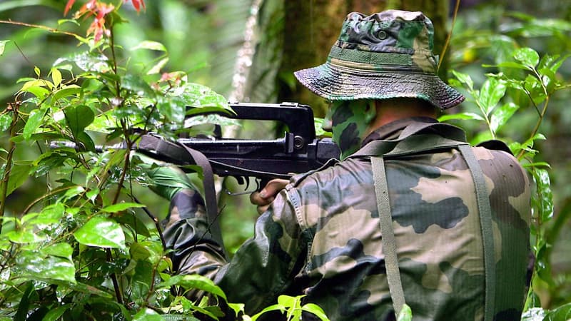 Un légionnaire du 3e REI (Régiment Etranger d'Infanterie) s'entraînant au combat, le 15 avril 2005