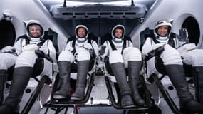 Cette photo fournie par SpaceX montre les astronautes de Polaris Dawn, de gauche à droite : Anna Menon, Scott "Kidd" Poteet, Jared Isaacman et Sarah Gillis, assis à l'intérieur du vaisseau Crew Dragon Resilience de la mission Polaris Dawn, le 25 août 2024, lors d'une répétition de la phase de lancement.