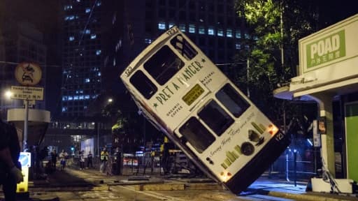 Une grue relève un tramway à impériale qui s'est renversé dans une rue de Hong Kong, le 6 avril 2017