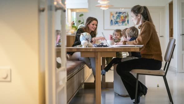 Une famille et sa baby-sitter (photo d'illustration).