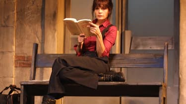 Marie Trintignant interprète, le 10 janvier 2001 au Théâtre Hébertot à Paris, le rôle de Michèle dans la pièce "Comédie sur un quai de gare" de Samuel Benchetrit.