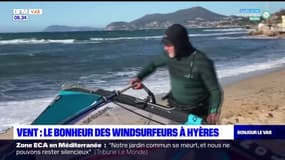 Mistral: les windsurfeurs de sortie à Hyères