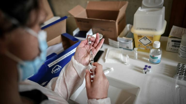 Préparation d'une dose de vaccin Pfizer/BioNTech le 29 mai 2021 dans un centre de vaccination à Versailles, près de Paris