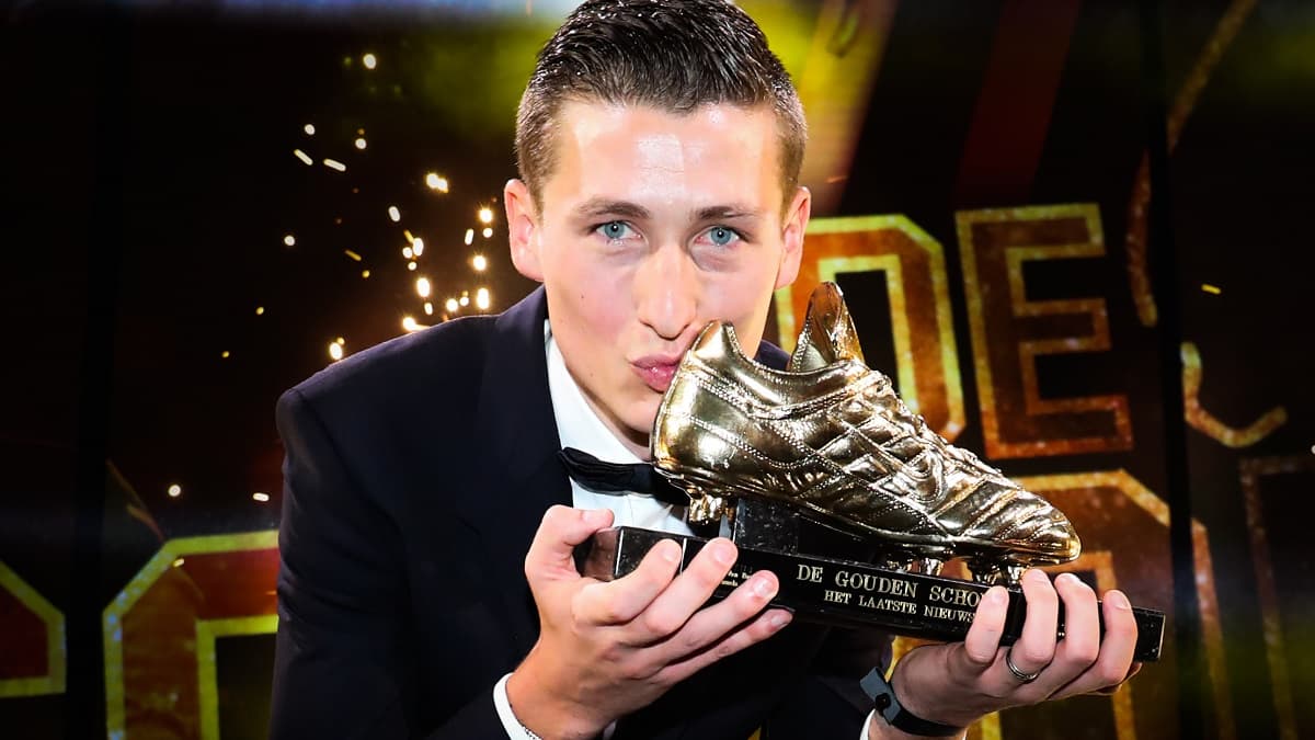 Hans Vanaken avec son Soulier d'or 2018 de la Jupiler Pro League Hans Vanaken avec son Soulier d'or 2018 de la Jupiler Pro League