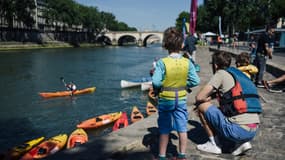 Des personnes profitent des activités olympiques installées par la ville de Paris à l'occasion de la Journée olympique, à Paris, le 23 juin 2018. (Illustration)