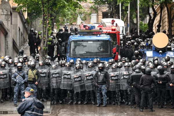 Des manifestants à Tbilissi, Géorgie, après l'adoption d'une loi sur l'"influence étrangère", le 14 mai 2024