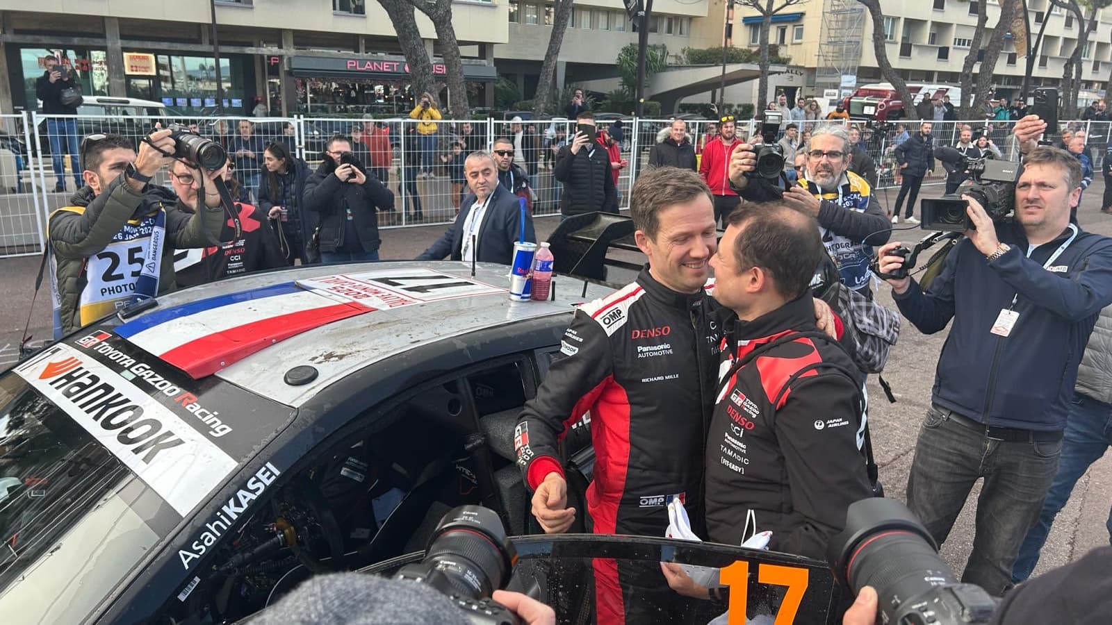 Sébastien Ogier, arrivé sous les acclamations à Monaco après sa victoire au Rallye Monte Carlo, le 26 janvier 2025.