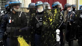 Des membres des forces de l'ordre encadrant la manifestation du 1er mai 2021 à Paris