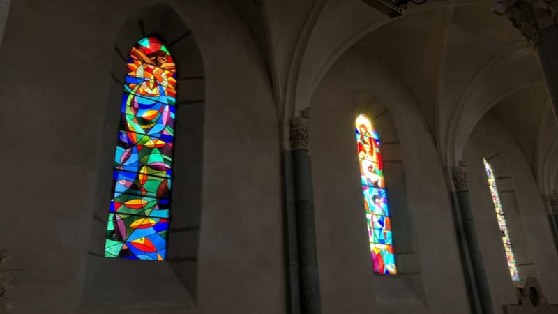 Rhône: de nouveaux vitraux installés à l'église de Charly après le retrait de ceux du père Ribes