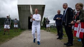 Edgar Grospiron porteur de la flamme à l'été 2024.