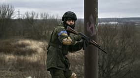 Un soldat ukrainien le 13 mars 2022 près d'Irpin, en Ukraine