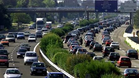 Plus de 400 kilomètres de bouchons étaient signalés sur les routes de France samedi en fin de matinée, avec notamment de fortes perturbations en vallée du Rhône pour cause de chassé-croisé des vacanciers. /Photo d'archives/REUTERS
