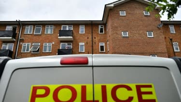 Un véhicule de la police devant le lieu le 21 juin 2020 où la veille a eu lieu une attaque au couteau, à Reading (ouest de Londres)