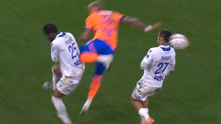 Le contact de Cornelius sur Traoré qui provoque un deuxième jaune et donc un rouge, Auxerre-OM, 22 février 2025 Le contact de Cornelius sur Traoré qui provoque un deuxième jaune et donc un rouge, Auxerre-OM, 22 février 2025