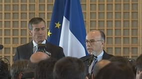 Jérôme Cahuzac (à gauche) et Bernard Cazeneuve (à droite), lors de la passation de pouvoir entre les deux ministres, à Bercy.