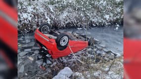 Une voiture renversée dans un cours d'eau gelé le 19 janvier 2024 à Lallaing (Nord).