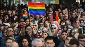 Un rassemblement à Los Angeles, le 13 juin 2016, en hommage aux victimes de la fusillade survenue dans un club gay d'Orlando, en Floride. 