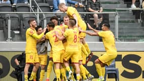 Joshua Cavallo, au premier plan (numéro 27), célèbre un but avec ses coéquipiers du club d'Adelaïde United, le 27 février 2021