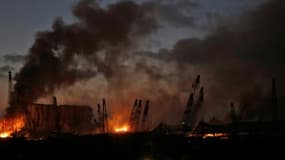 Le port de Beyrouth en flammes après deux puissantes explosions, le 4 août 2020 au Liban