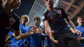 Mandzukic s'apprête à relever le photographe