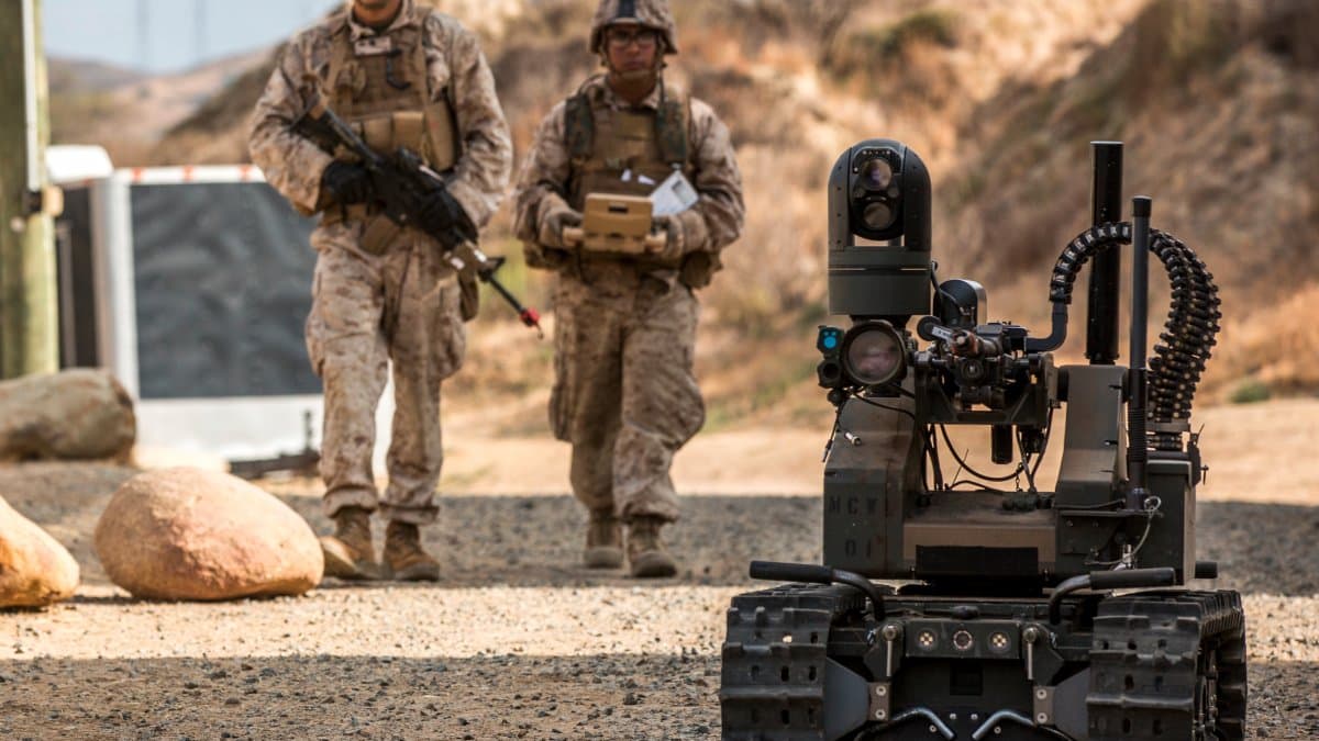 Maars sur le terrain avec des Marines. Maars sur le terrain avec des Marines.
