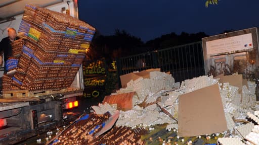 Des producteurs d'œufs déversent des milliers d'œufs devant le centre des impôts de Carhais-Plouger le 7 juillet 2013.