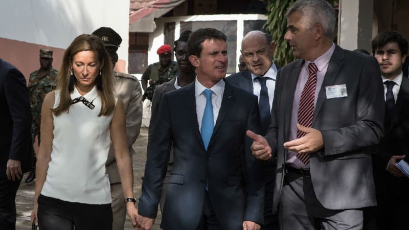 Le Premier ministre, Manuel Valls, en compagnie de sa femme, lors d'une visite du lycée français d'Accra, la capitale du Ghana.