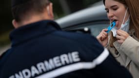 Un gendarme fait passer un test salivaire de dépistage de drogues à un automobiliste lors d'un contrôle de police à Guer, dans le Morbihan, le 29 septembre 2020.