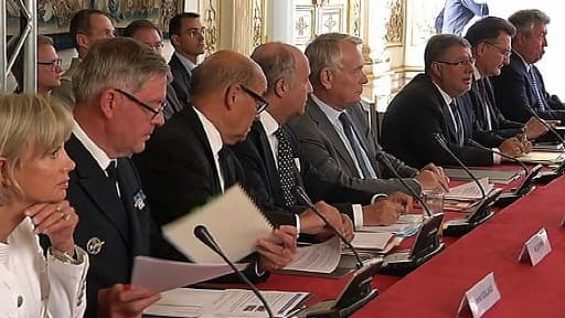 Réunion des responsables parlementaires autour de Jean-Marc Ayrault lundi à Matignon.