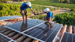 Les panneaux photovoltaïques disposent de cellules qui vont capter les rayons lumineux pour les transformer en courant électrique.

