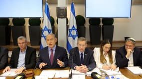 Le Premier ministre israélien Benjamin Netanyahu préside une réunion du Cabinet, en présence du ministre de la Sécurité nationale Itamar Ben Gvir, à la Kirya, qui abrite le ministère israélien de la Défense, à Tel-Aviv, le 31 décembre 2023.