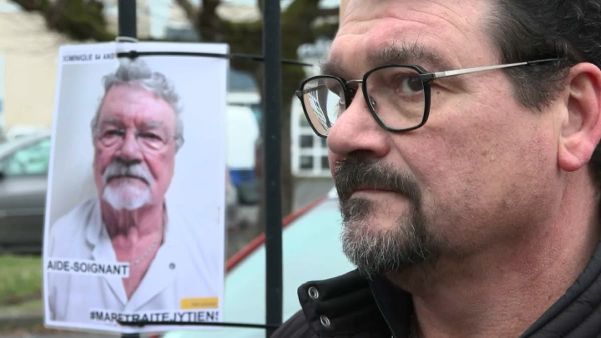Dominique et son alter-ego vieilli, affiché sur les grilles de l'hôpital de Vierzon 