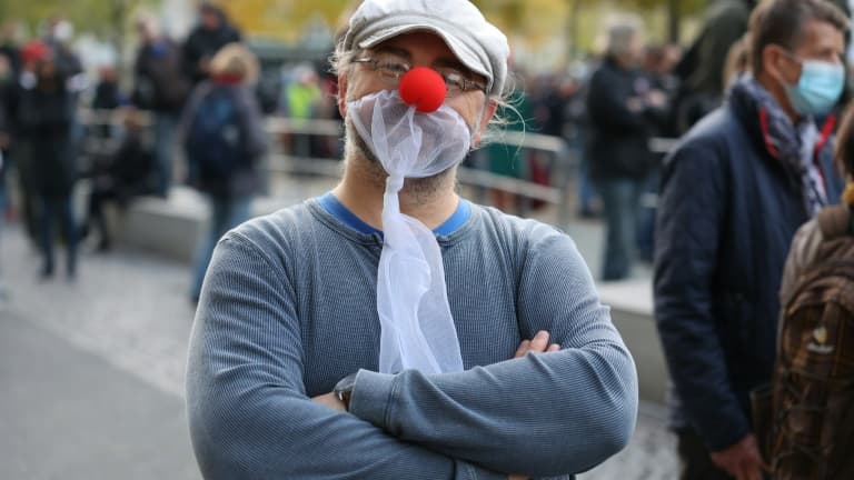 Un manifestant anti-masque à  Francfort (Allemagne), le 14 novembre 2020