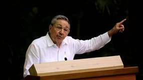 Raul Castro discourt lors de la cérémonie de clôture du congrès du Parti communiste cubain, dont il a pris la tête mardi en remplacement de son frère Fidel, auquel il avait déjà succédé à la tête de l'Etat. Son numéro deux sera l'idéologue José Machado Ve